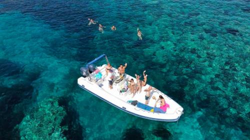 Mare turchese del sud ovest Sardegna durante tour in gommone con skipper