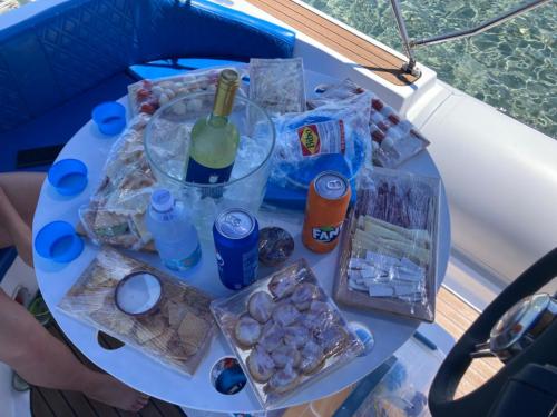 Aperitivo tipico sardo servito a bordo di un maxi gommone nel sud ovest Sardegna
