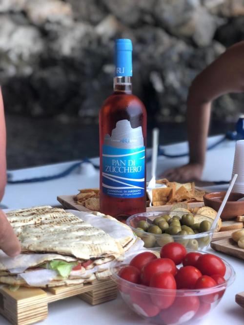 Aperitivo tipico sardo servito a bordo di un maxi gommone nel sud ovest Sardegna