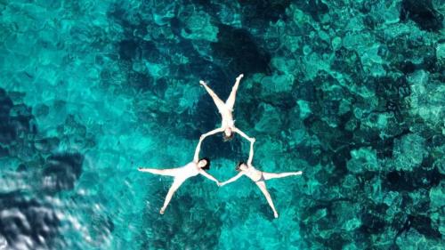Escursionisti nel mare turchese del sud ovest Sardegna