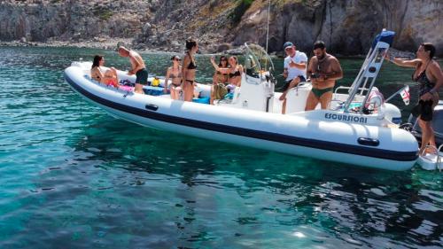 Tour in gommone e turisti a bordo 