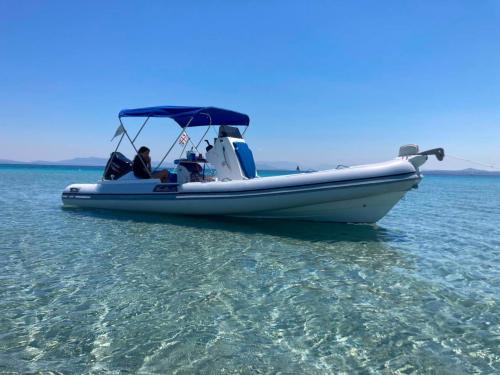 Gommone naviga nelle acque turchesi del sud ovest Sardegna