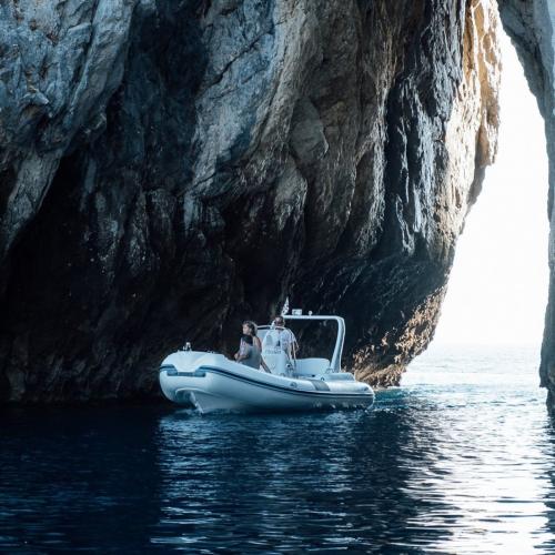 Escursione in gommone con tour tra le grotte del sud ovest Sardegna