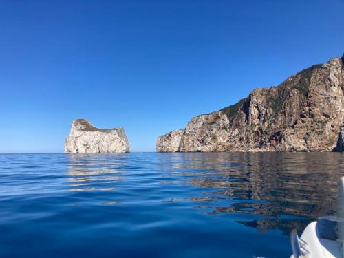 Gita in gommone nel mare blu di Masua e Pan di Zucchero con soste per lo snorkeling