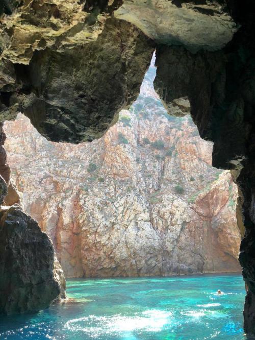 Tour in gommone giornaliero tra le grotte del sud ovest Sardegna e la meravigliosa Grotta Sardegna