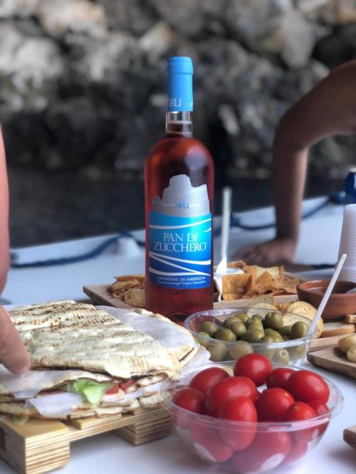 <p>Excursion d’une journée avec apéritif typique sarde au milieu de la mer bleue du sud-ouest de la Sardaigne</p><p><br></p>