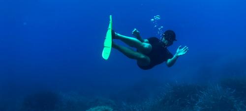 <p>Randonneur pendant le snorkeling</p>