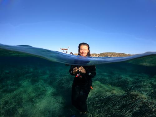 Fille pendant l'excursion de plongée en apnée