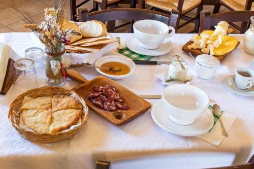 Colazione a base di prodotti tipici in un agriturismo a Dorgali