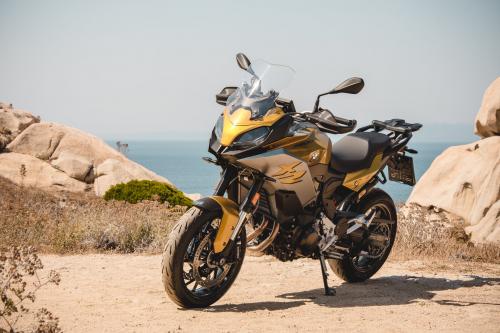 Moto BMW nella costa nord della Sardegna