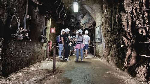 Intérieur de Porto Flavia et visiteurs