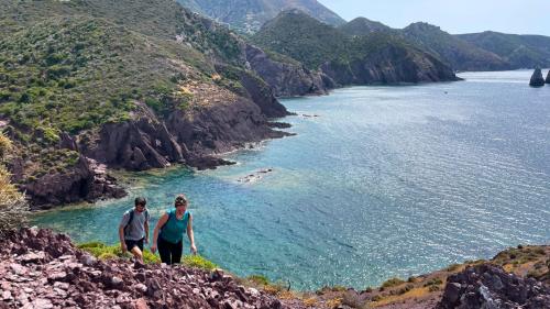 Sentiero di trekking con vista panoramica sullo scoglio di Pan di Zucchero