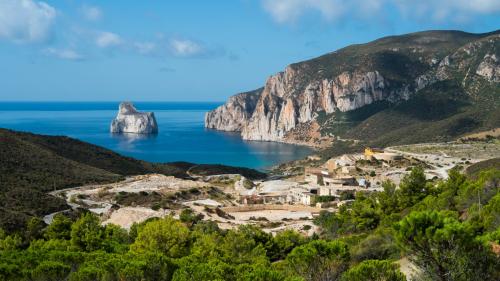 Sentier de randonnée avec vue panoramique sur la falaise de Pain de Sucre