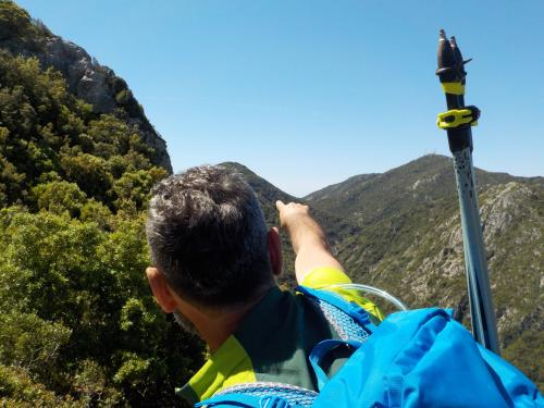 Escursionista durante trekking guidato e panoramico nel Marganai