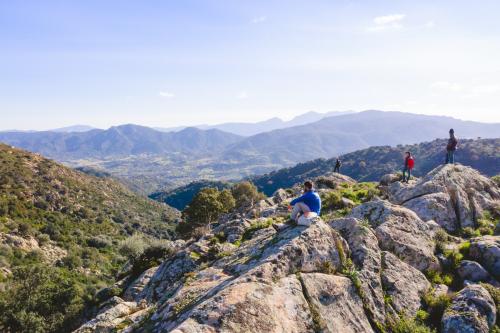 Passeggiata tra la natura del paese di Lollove