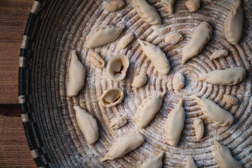 Cestino sardo e pasta tipica della regione Sardegna durante laboratorio a Lollove