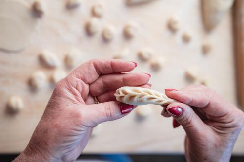 Preparazione della pasta tipica sarda in un laboratorio a Lollove