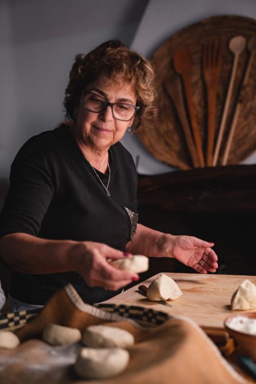 Guide prepares traditional pasta in a laboratory in Lollove
