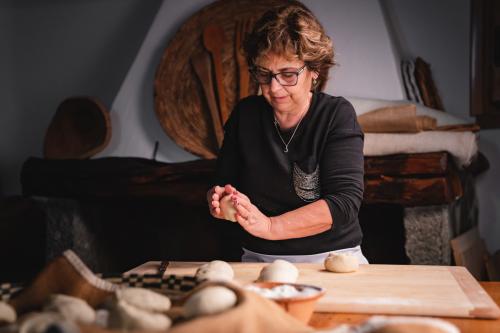 Guide prepares traditional pasta in a laboratory in Lollove