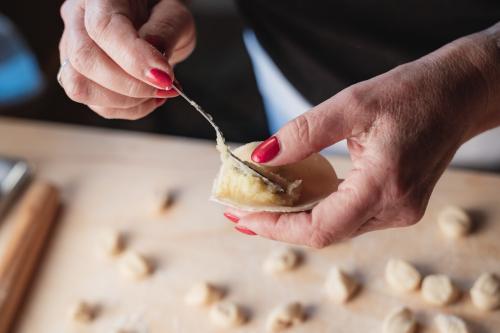 Dimostrazione della guida durante laboratorio della pasta tipica sarda a Lollove