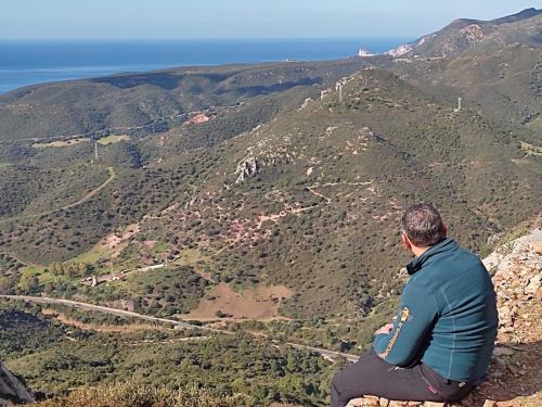 Wanderer und Panoramablick vom Monte San Giovanni