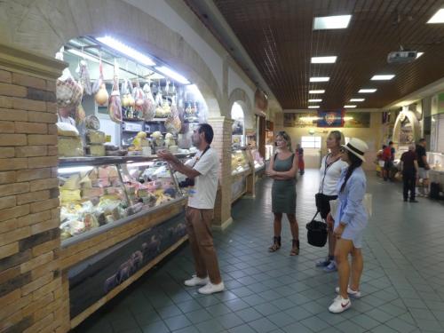 <p>Guide veranschaulicht die typischen Produkte der Tradition in Cagliari bei einem Spaziergang durch die Stadt</p><p><br></p>