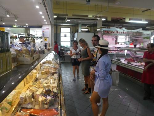 <p>Guide veranschaulicht die typischen Produkte der Tradition in Cagliari bei einem Spaziergang durch die Stadt</p><p><br></p>