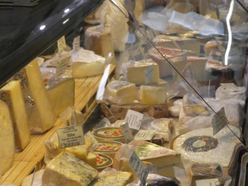 <p>Typisch sardischer Käse auf dem städtischen Markt von Cagliari</p><p><br></p>