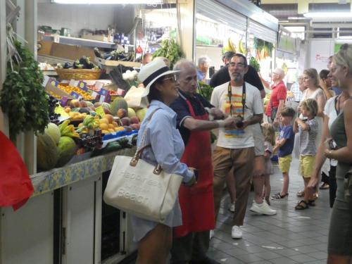 <p>Guide with hikers to the civic market of Cagliari</p>