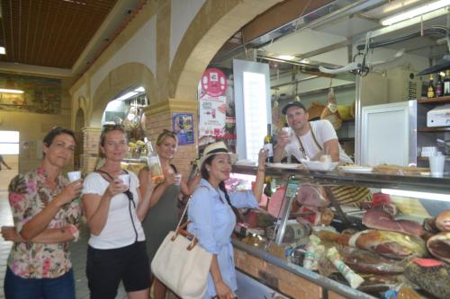 <p>Gruppe von Menschen während der Essenstour probieren die typischen Produkte von Cagliari mit Führer</p>