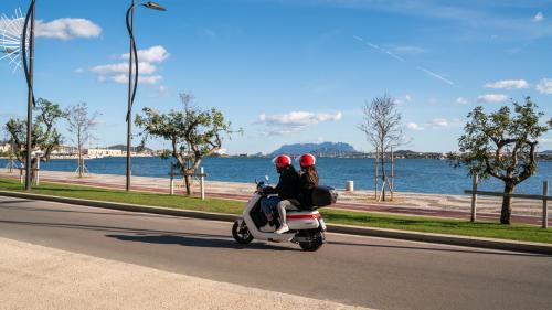 Coppia in scooter elettrico alla scoperta della Sardegna
