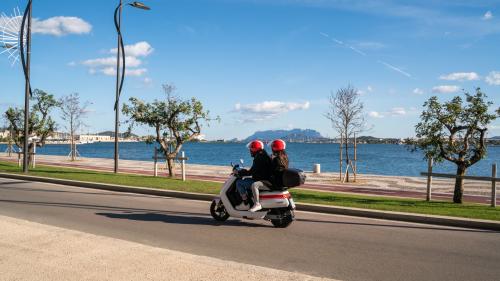 Couple en scooter électrique à la découverte de la Sardaigne