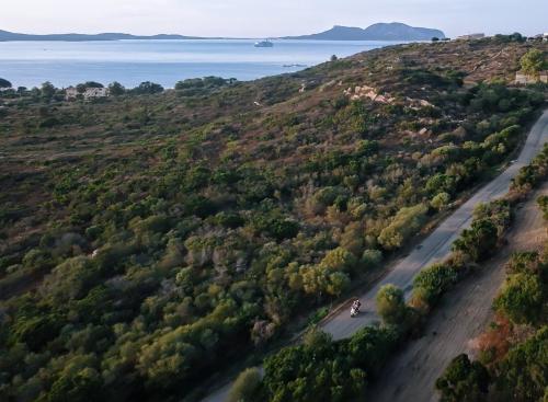 Vacanza in Sardegna a bordo di uno scooter elettrico a noleggio 