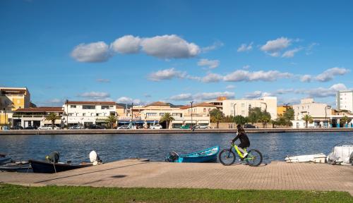 Wanderer wohnen mit E-bike-Vermietung in Sardinien