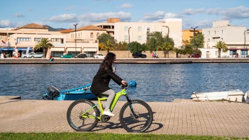 Excursionistas viven en Cerdeña con el alquiler de bicicletas eléctricas