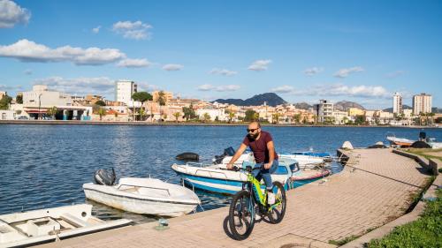 Wanderer wohnen mit E-bike-Vermietung in Sardinien