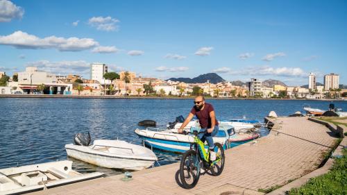Escursionisti vivono la Sardegna con il noleggio delle biciclette elettriche