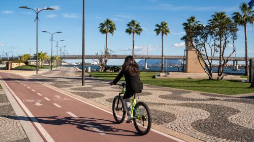 Excursionistas viven en Cerdeña con el alquiler de bicicletas eléctricas