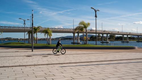 Wanderer wohnen mit E-bike-Vermietung in Sardinien