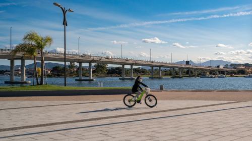 Escursionisti vivono la Sardegna con il noleggio delle biciclette elettriche