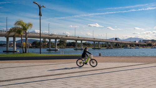 Excursionistas viven en Cerdeña con el alquiler de bicicletas eléctricas