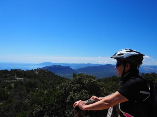 Escursionista in bicicletta elettrica con casco