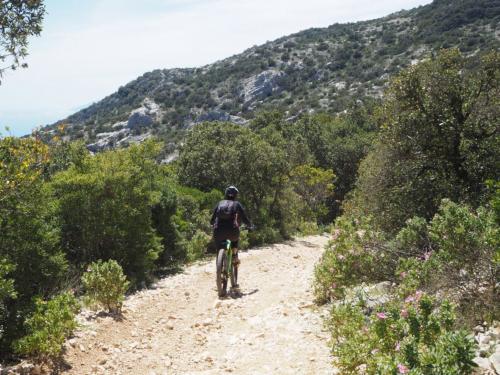 Excursionista en bicicleta eléctrica con casco