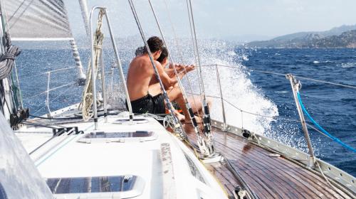 Ragazzi a prua di una barca a vela nell'Arcipelago di La Maddalena