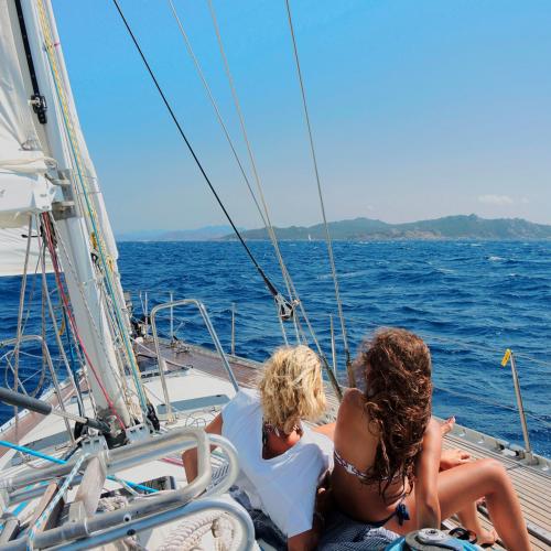 Mädchen an Bord eines Segelbootes im Nordosten Sardiniens