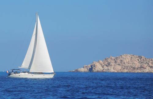 Barca a vela in navigazione durante minicrociera in Sardegna