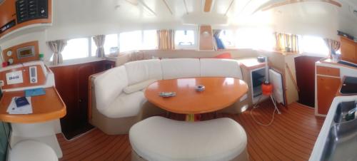 Sala de estar con sofás de un catamarán durante un mini-crucero en el archipiélago de La Maddalena y Córcega