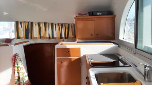 Kochen eines Katamarans während der Mini-Kreuzfahrt im Archipel von La Maddalena und Korsika