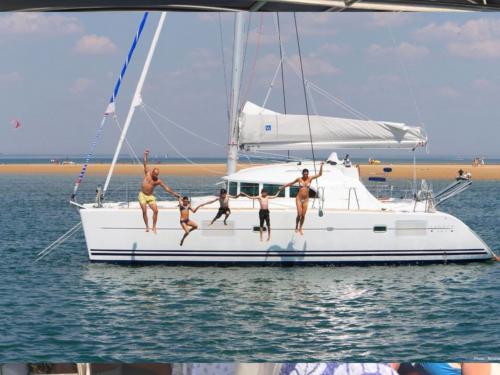 Tauchen in das blaue Meer der Wanderer während der Mini Katamaran Kreuzfahrt zwischen Sardinien und Korsika