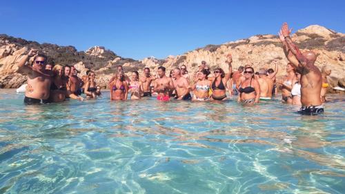 Gruppe von Menschen bei einem Halt in einer Bucht auf der Insel Spargi